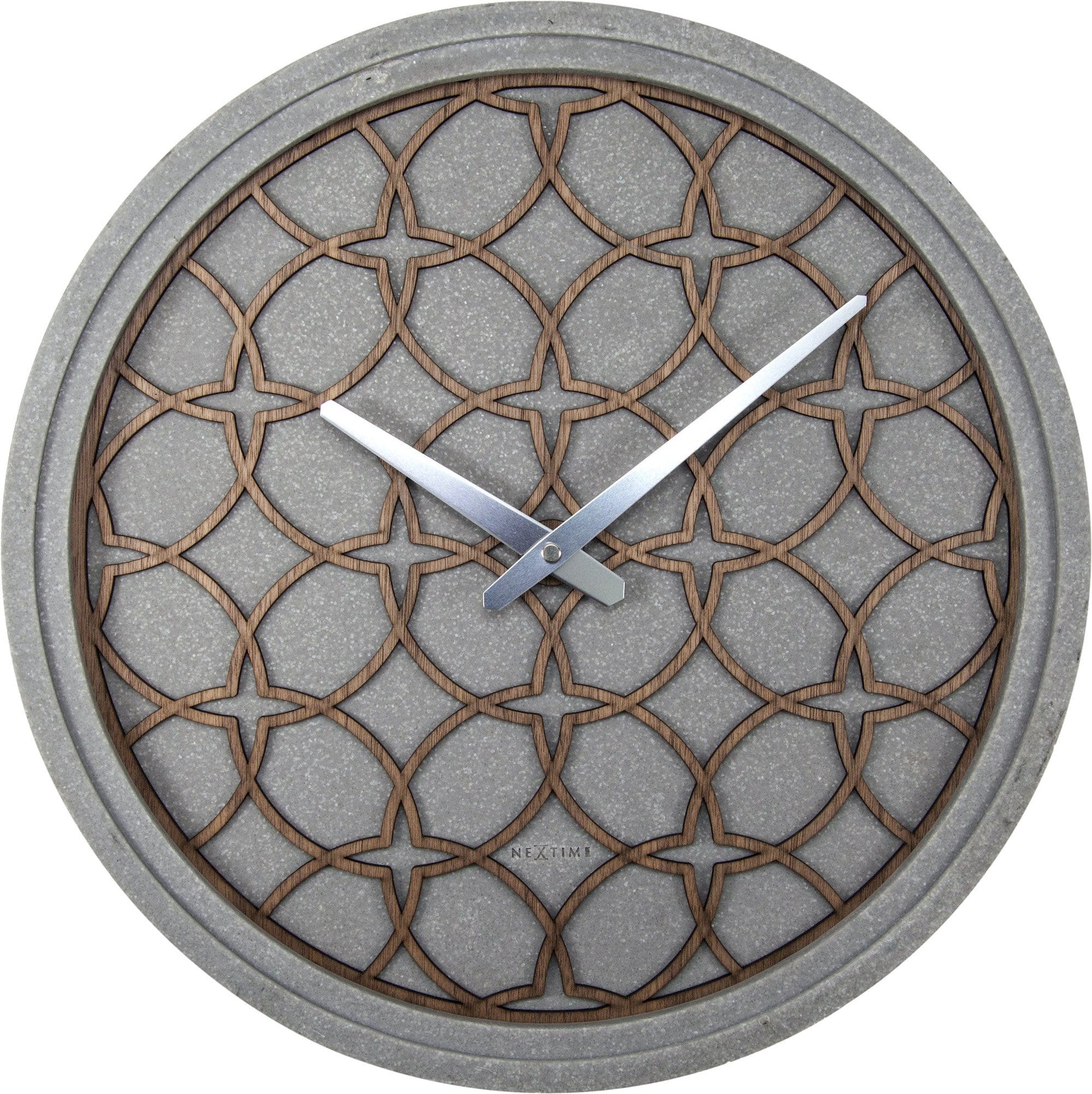 Een moderne wandklok met een grijze betonrand en een houten, geometrisch patroon. Zilverkleurige wijzers en het merk 'NEXTIME' zijn zichtbaar. Perfect voor een minimalistische of industriële interieurstijl.
