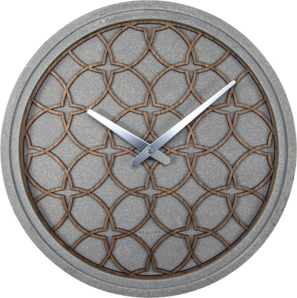 Een moderne wandklok met een grijze betonrand en een houten, geometrisch patroon. Zilverkleurige wijzers en het merk 'NEXTIME' zijn zichtbaar. Perfect voor een minimalistische of industriële interieurstijl.