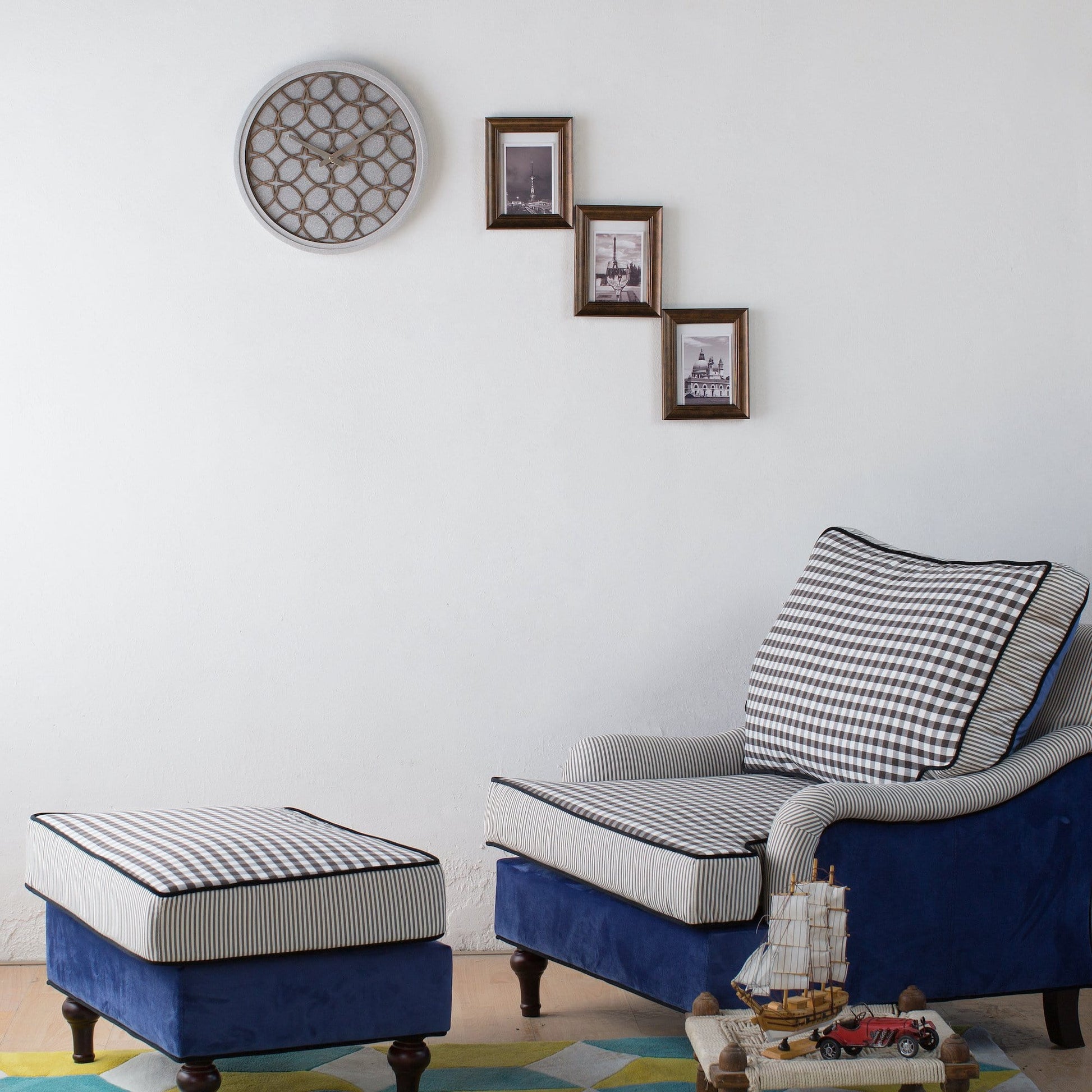 Een moderne wandklok met grijze betonrand en houten geometrisch patroon, voorzien van zilverkleurige wijzers. Ideaal voor minimalistische interieurs en als decoratief element in woon- of kantoorruimtes.