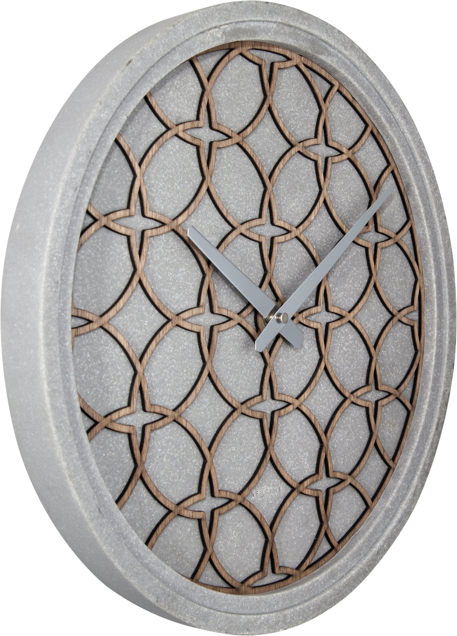 Een moderne wandklok met een grijze betonrand en een houten, geometrisch patroon. Zilverkleurige wijzers en het merk 'NEXTIME' zijn zichtbaar. Ideaal voor een minimalistische of industriële interieurstijl.
