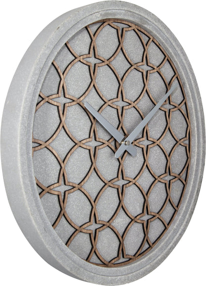 Een moderne wandklok met een grijze betonrand en een houten, geometrisch patroon. Zilverkleurige wijzers en het merk 'NEXTIME' zijn zichtbaar. Ideaal voor een minimalistische of industriële interieurstijl.