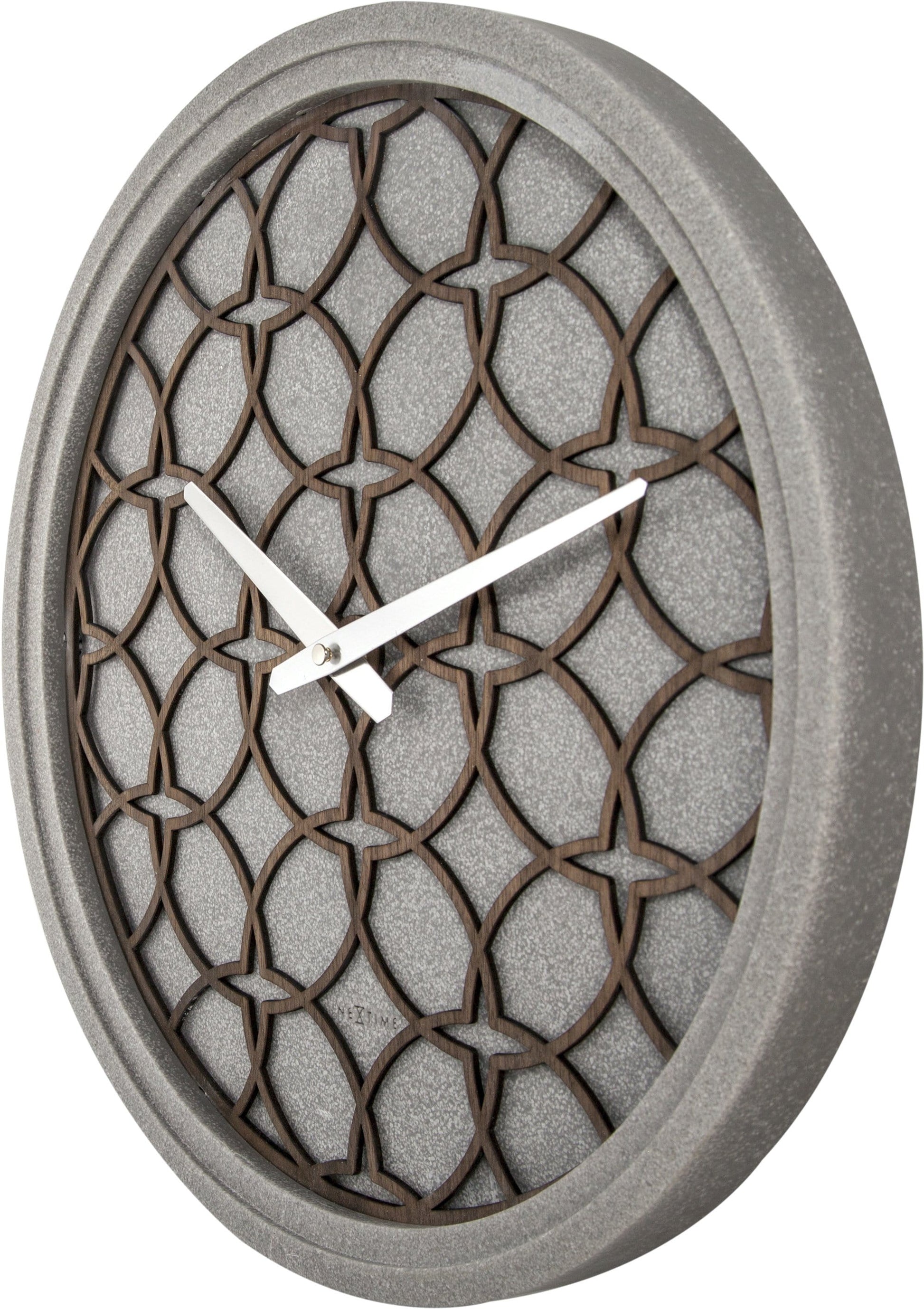 Een moderne wandklok met een grijze betonrand en een houten, geometrisch patroon. Zilverkleurige wijzers en het merk 'NEXTIME' zijn zichtbaar. Ideaal voor minimalistische interieurs of als decoratief element in woon- en werkkamers.