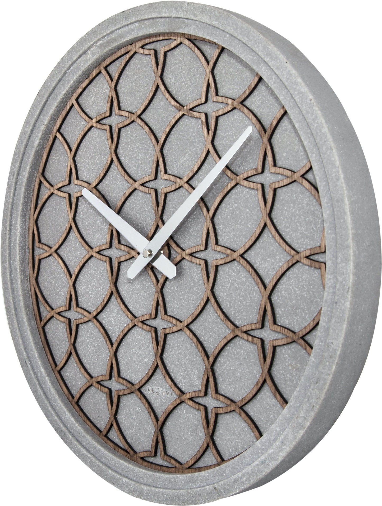 Een moderne wandklok met een grijze betonrand en een houten, geometrisch patroon. Zilveren wijzers en het merk 'NEXTIME' zijn zichtbaar. Geschikt voor minimalistische interieurs en moderne woonkamers.