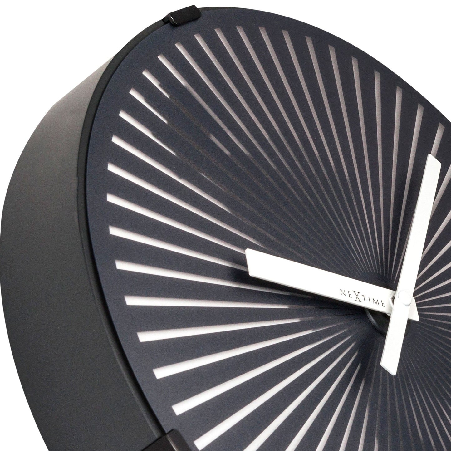 Een moderne, zwarte wandklok met witte, zonnestralen-achtige wijzerplaat en minimalistische wijzers. Geschikt voor minimalistische interieurs en als decoratief element in woon- of kantoorruimtes.