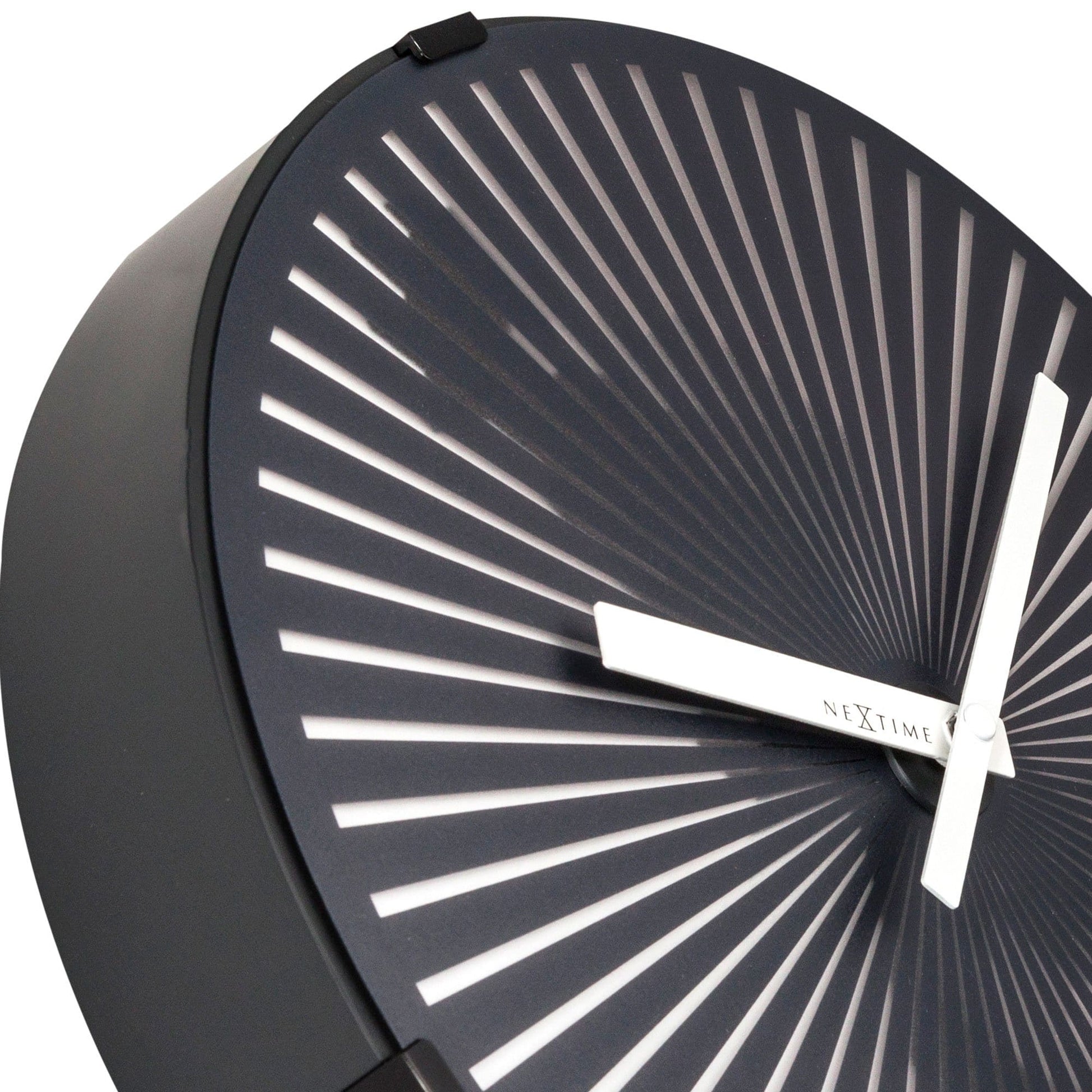 Een moderne, zwarte wandklok met witte, zonnestralen-achtige wijzerplaat en minimalistische wijzers. Geschikt voor minimalistische interieurs en als decoratief element in woon- of kantoorruimtes.