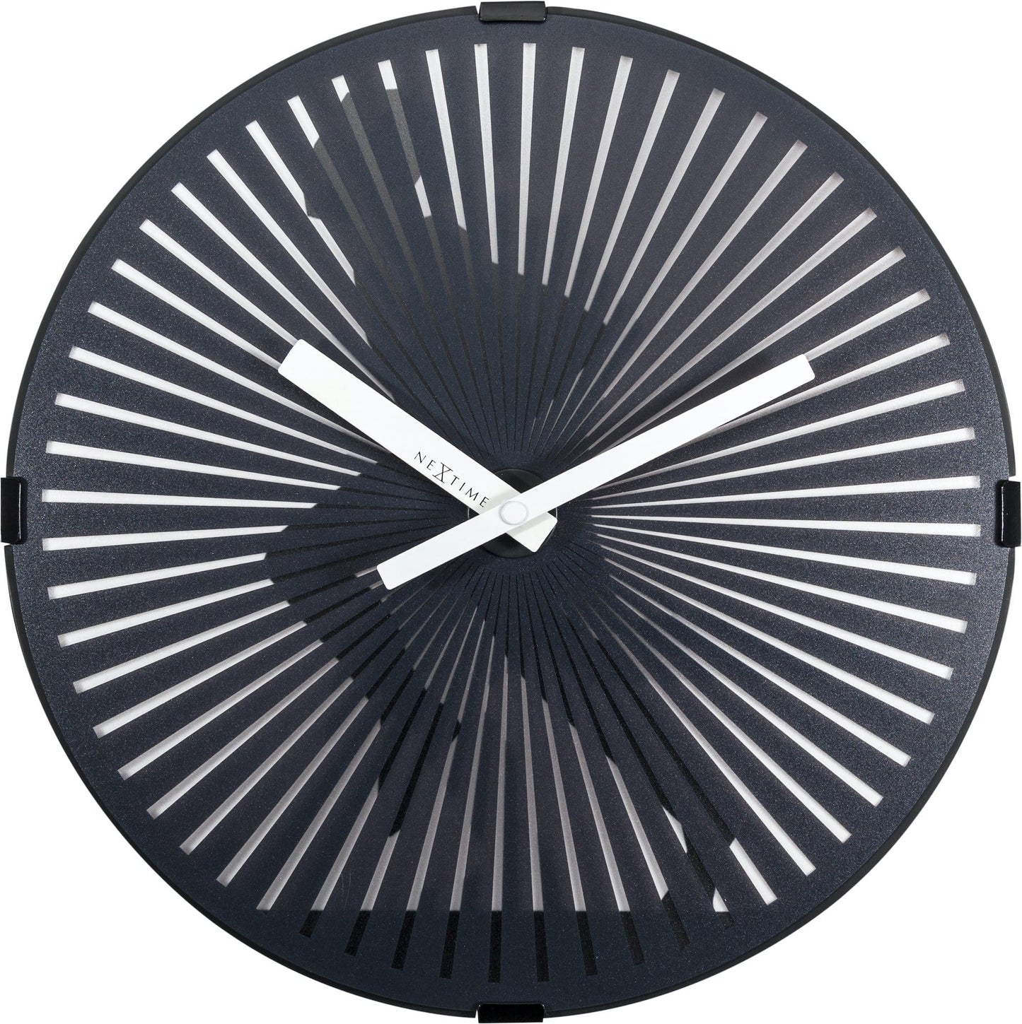 Een minimalistische zwarte wandklok met witte, zonnestralen-achtige wijzerplaat en witte wijzers. Het moderne design past perfect in een woonkamer of kantoor.