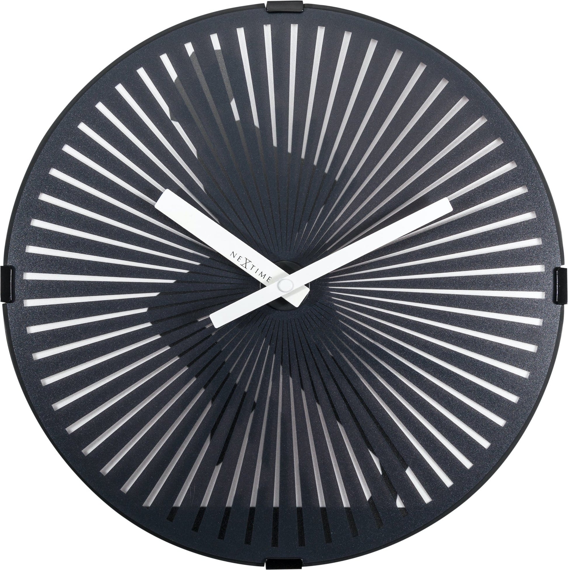 Een minimalistische zwarte wandklok met witte, zonnestralen-achtige wijzerplaat en witte wijzers. Het moderne design past perfect in een woonkamer of kantoor.