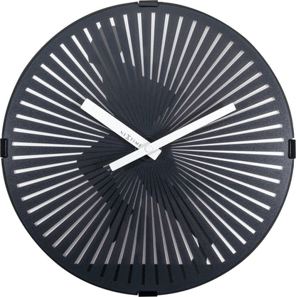 Een minimalistische zwarte wandklok met witte, zonnestralen-achtige wijzerplaat en witte wijzers. Het moderne design past perfect in een woonkamer of kantoor.