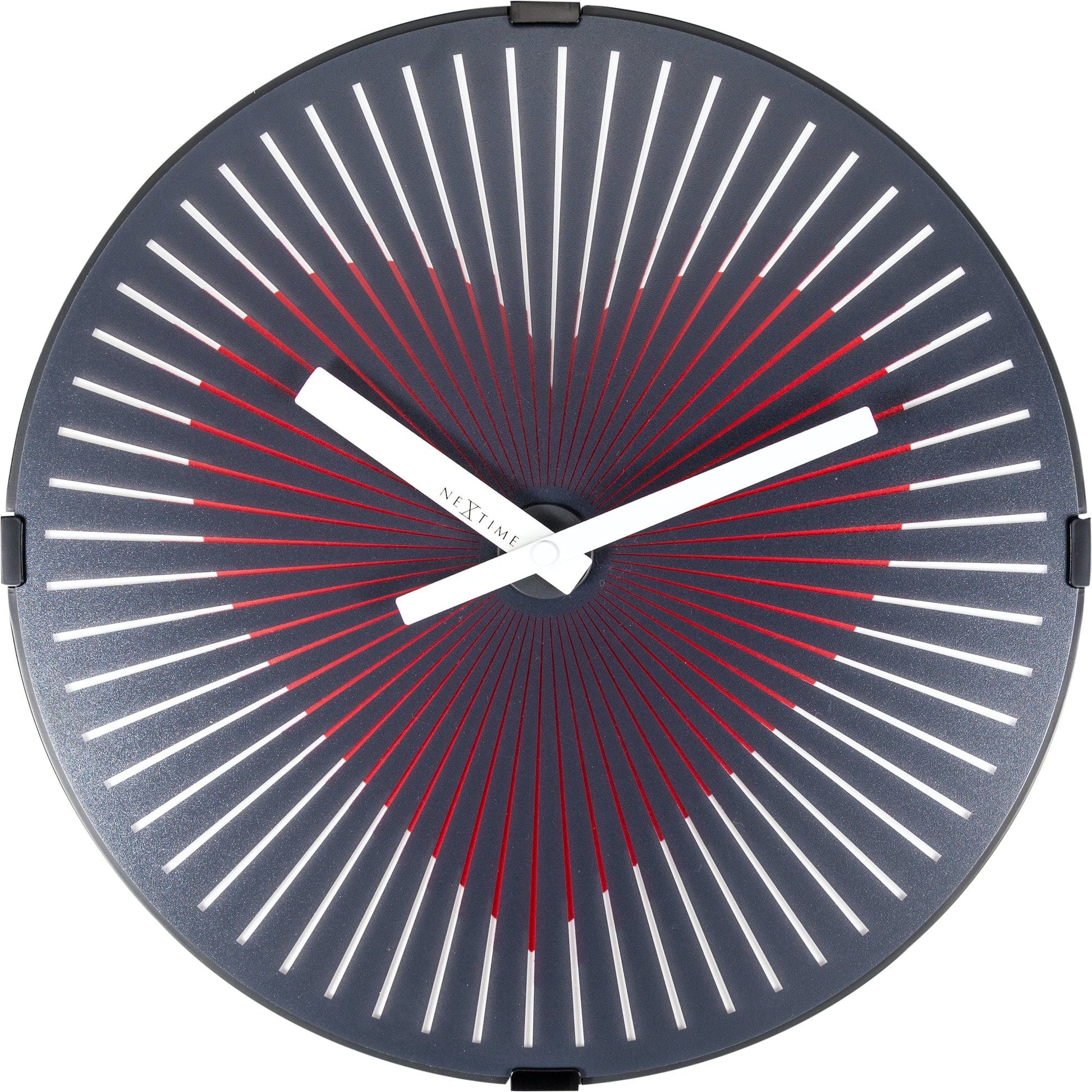 Een moderne wandklok met een donkerblauw oppervlak en rode en witte, zonnestraalvormige wijzers. De minimalistische klok is ideaal voor een stijlvolle woonkamer of kantooromgeving.