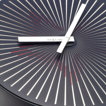 Een moderne, donkerblauwe wandklok met witte en rode wijzers en stralenpatroon, omringd door zwarte en rode pijlen die de tijd en energie stromen visualiseren voor een zonneclock.