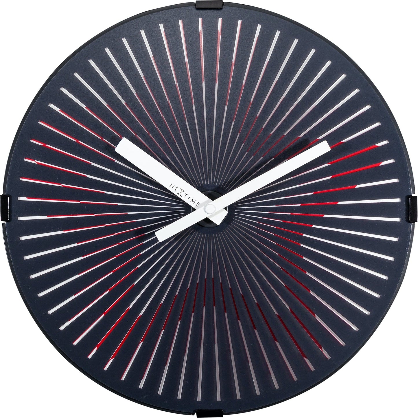 Een moderne, donkerblauwe wandklok met witte en rode wijzers en stralenpatroon, omringd door zwarte en rode pijlen die de tijd en energie stromen visualiseren. Perfect voor een minimalistisch interieur of als decoratief element in een kantoor.