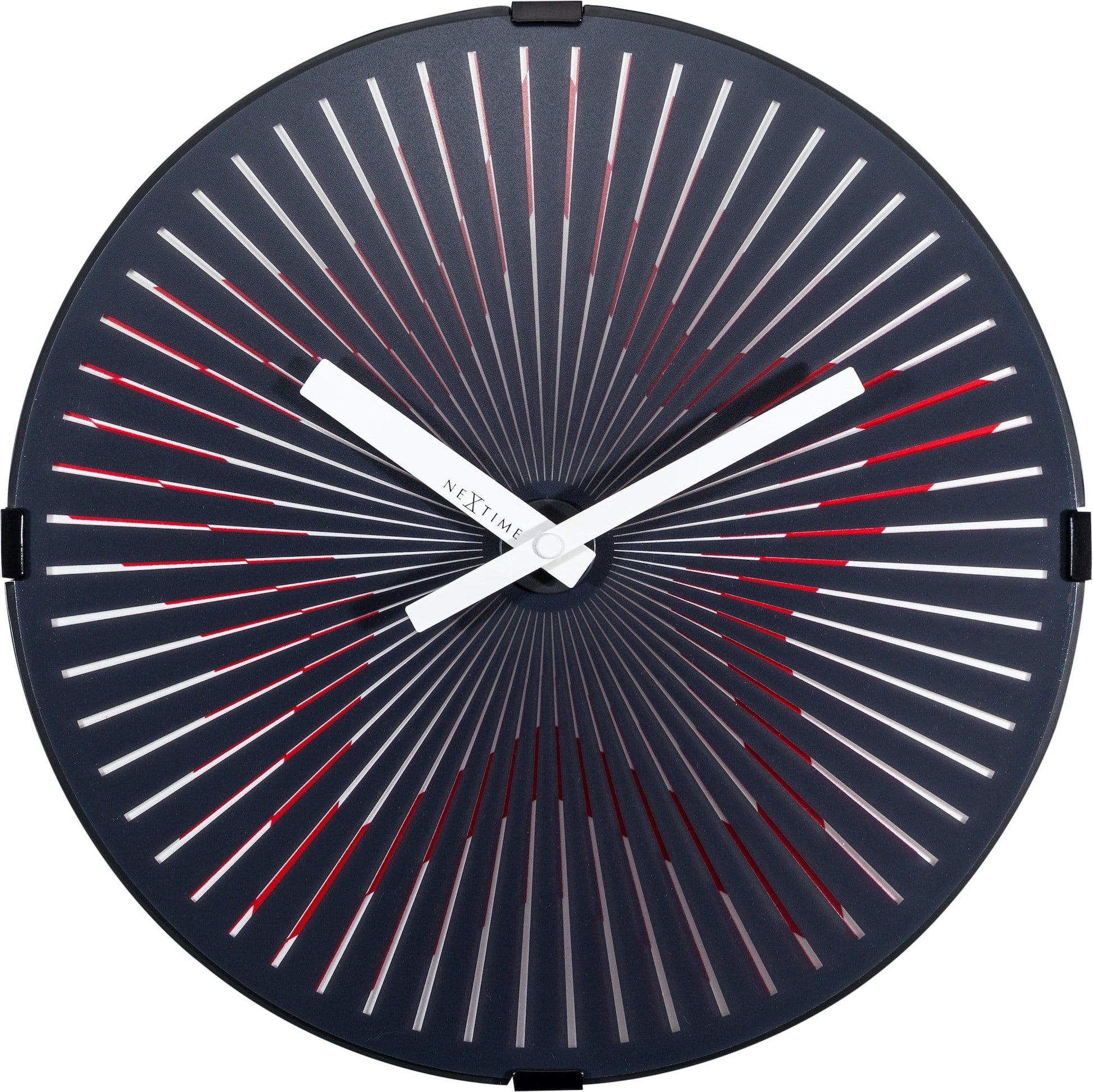 Een moderne, donkerblauwe wandklok met witte en rode wijzers en stralenpatroon, omringd door zwarte en rode pijlen die de tijd en energie stromen visualiseren. Perfect voor een minimalistisch interieur of als decoratief element in een kantoor.
