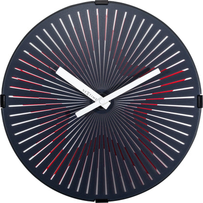Een moderne, donkerblauwe wandklok met witte en rode wijzers en stralenpatroon, omringd door zwarte en rode pijlen die de tijd en energie stromen visualiseren. Perfect voor een minimalistisch interieur of als decoratief element in een kantoor.