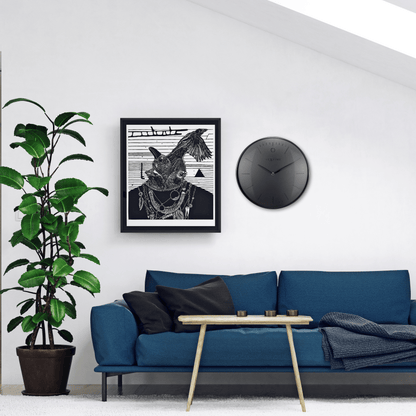 Een minimalistische, zwarte wandklok van Nextime met een mat zwart wijzerplaat en dunne, zilverkleurige wijzers. De klok heeft een moderne, schone esthetiek geschikt voor een stijlvolle woonkamer of kantoorruimte.