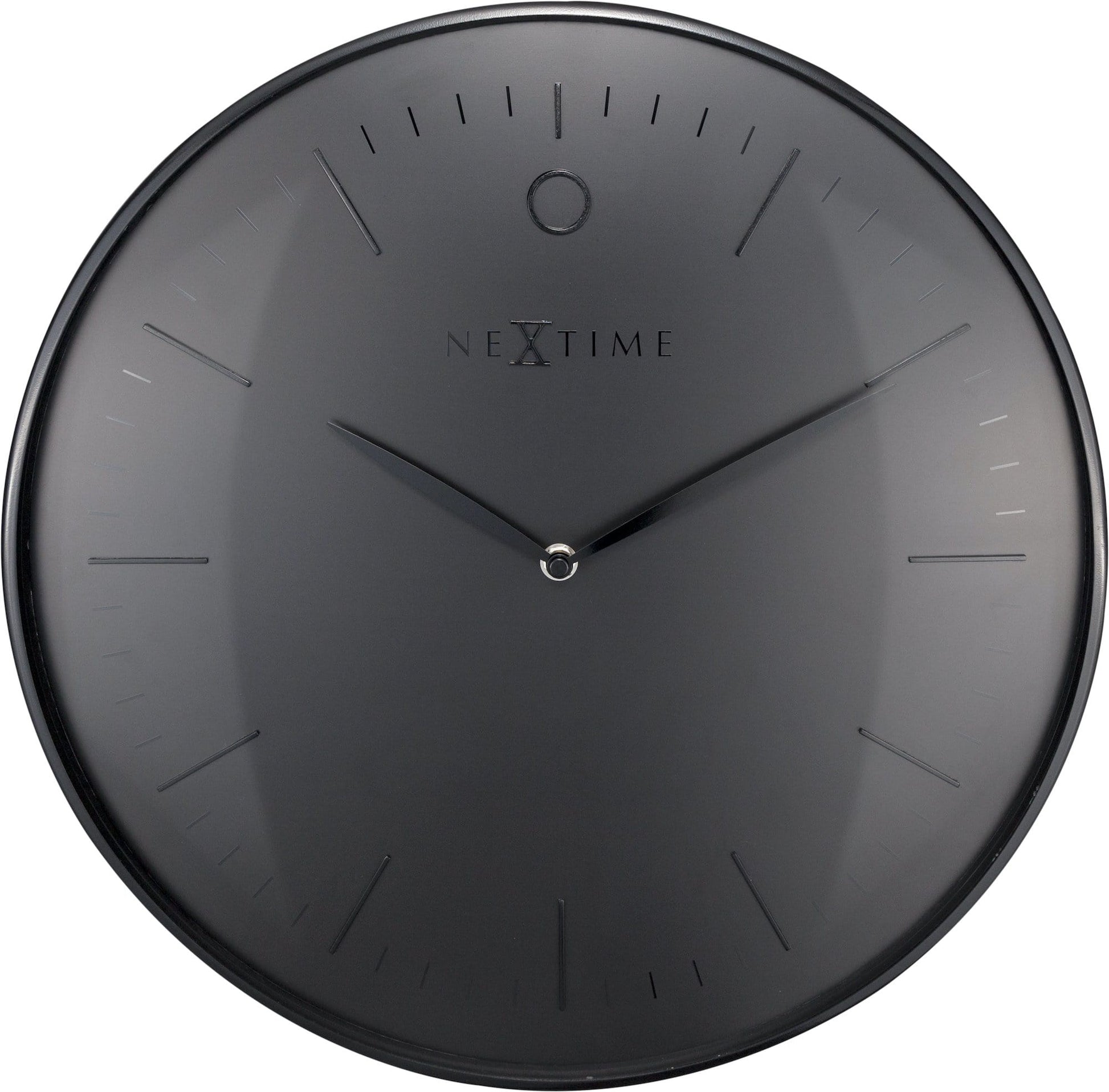 Een minimalistische, zwarte wandklok van Nextime met een mat zwart wijzerplaat en dunne, zilverkleurige wijzers. De klok heeft een moderne, schone esthetiek geschikt voor een stijlvolle woonkamer of kantoorruimte.