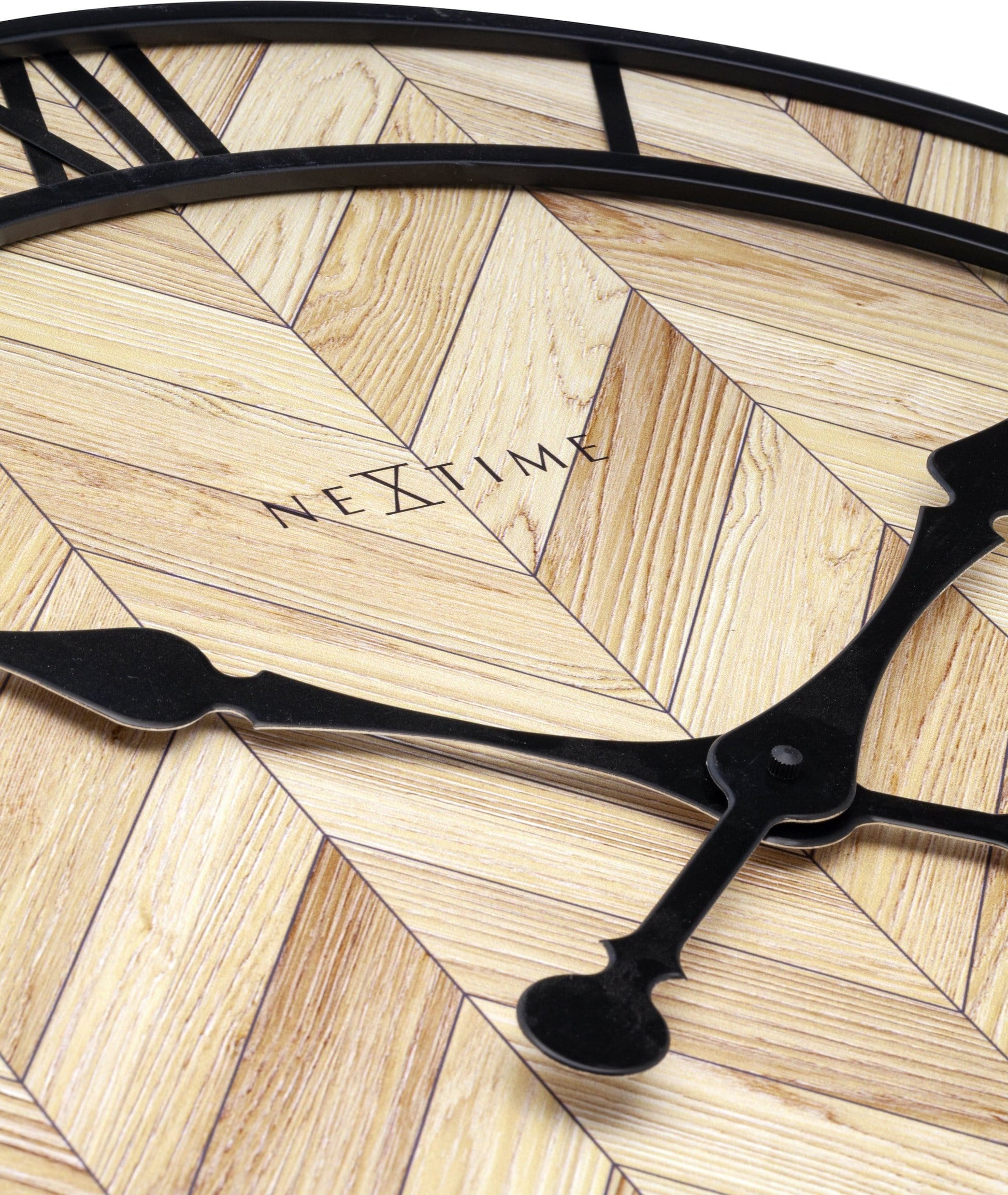 Een ronde wandklok met houten chevronpatroon en zwarte Romeinse cijfers. De klok heeft een zwart metalen frame en wijzers, geschikt voor moderne interieurs of als decoratief element in woon- en werkkamers.