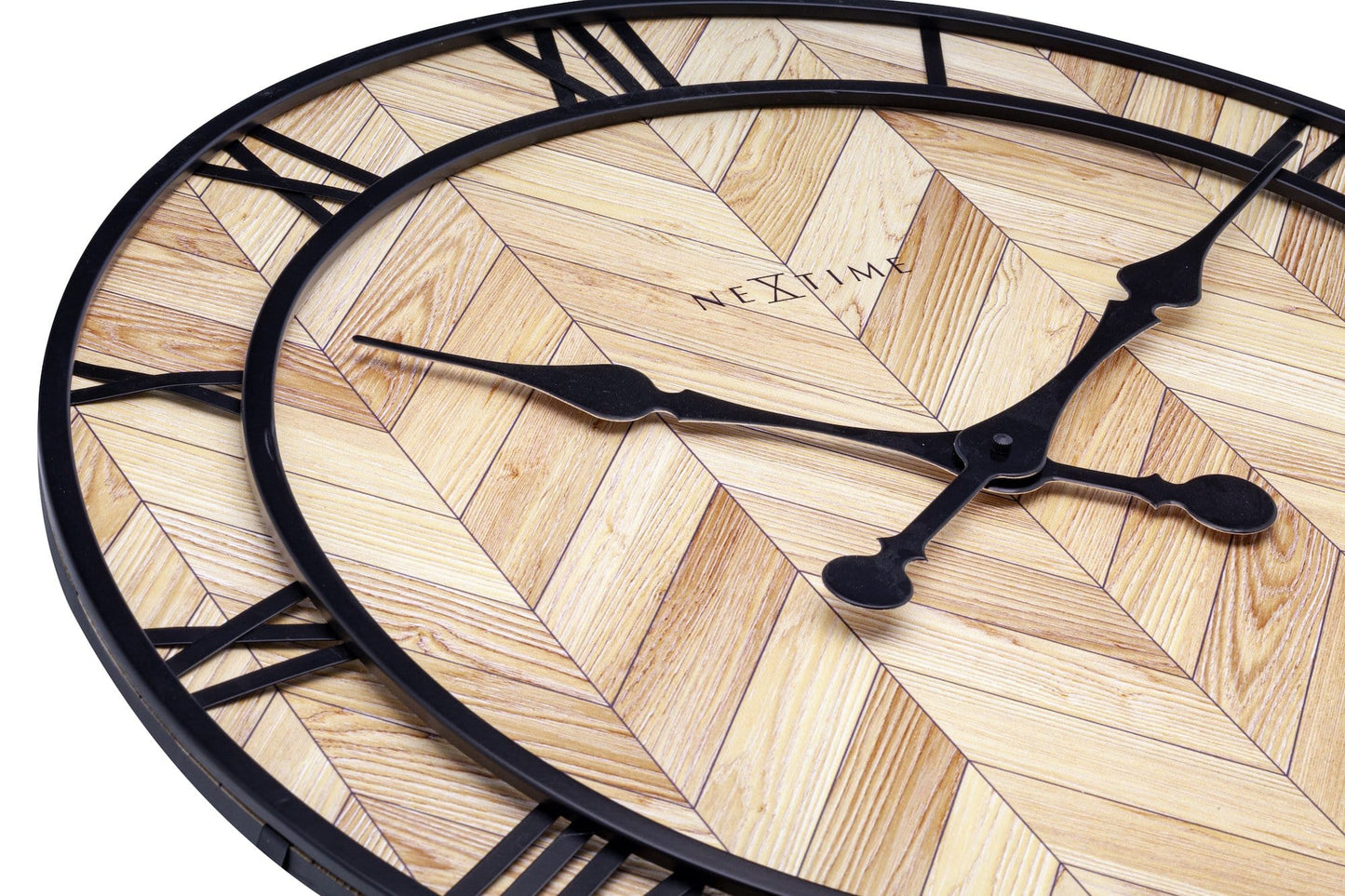 Een ronde wandklok met houten chevronpatroon en zwarte Romeinse cijfers. Zichtbaar merk 'NEXTIME' en elegante wijzers voor moderne interieurs. Perfect voor woonkamer of kantoordecoratie.