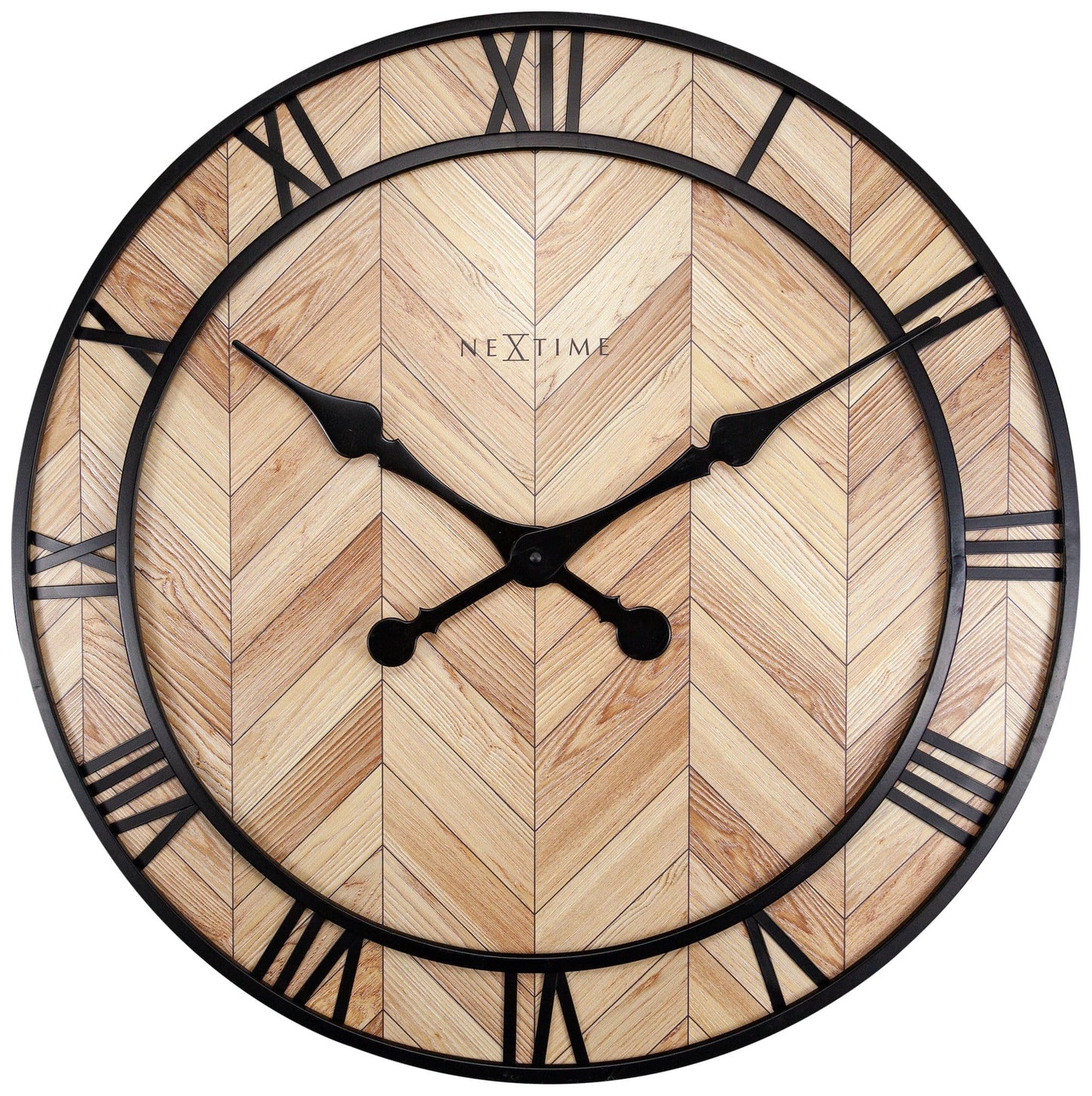 Een ronde wandklok met houten chevronpatroon en zwarte Romeinse cijfers. Zichtbare merknaam ‘NEXTIME’ en elegante wijzers voor moderne interieurs. Perfect voor woonkamer of kantoordecoratie.