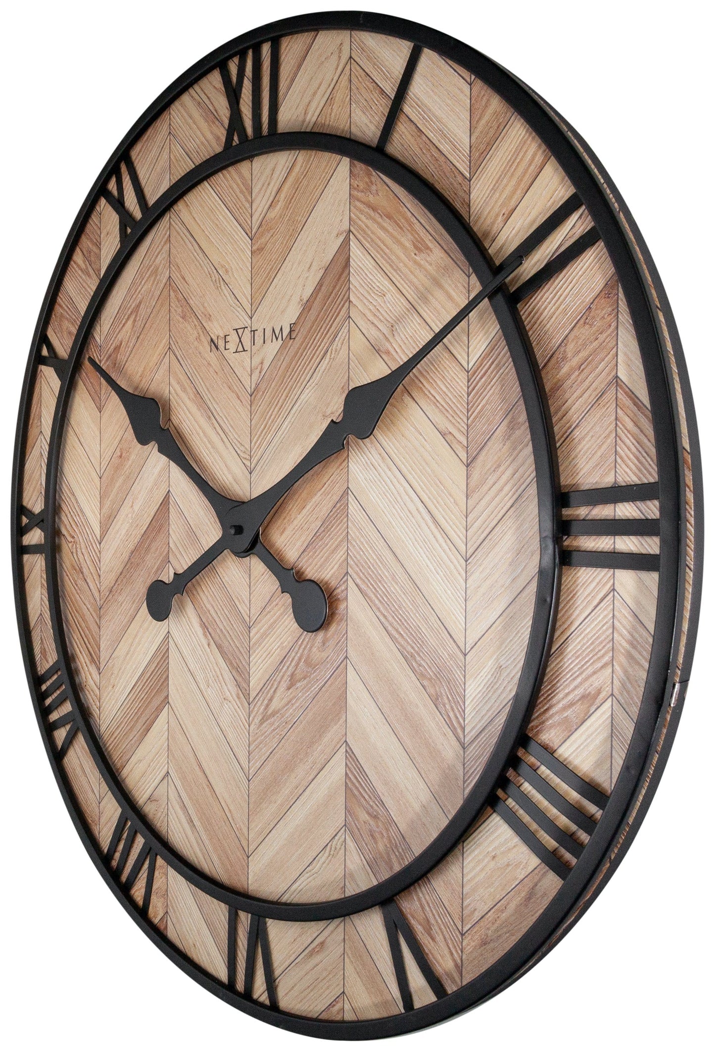 Een ronde wandklok met houten chevronpatroon en zwarte Romeinse cijfers. Zichtbare merknaam ‘NEXTIME’ en elegante wijzers voor moderne interieurstijl. Perfect voor woonkamer of slaapkamer.