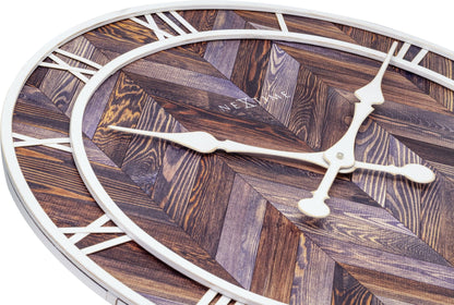 Een ronde wandklok met houten chevronpatroon en witte Romeinse cijfers. De witte wijzers en 'NEXTIME'-merknaam zijn duidelijk zichtbaar. Perfect voor een moderne woonkamer of kantoordecoratie.