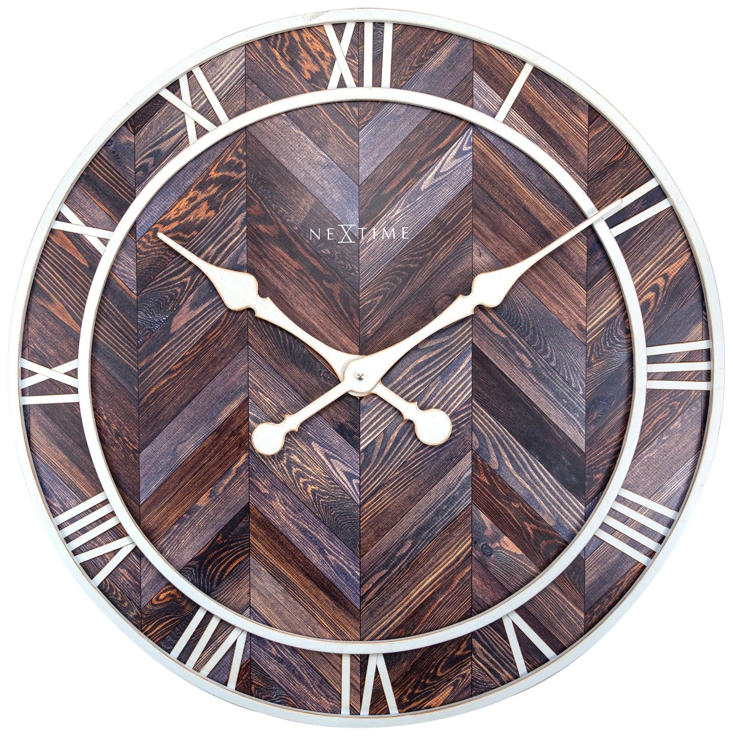 Een ronde wandklok met houten chevronpatroon en witte Romeinse cijfers. Zichtbare witte wijzers en het merk 'NEXTIME' op de wijzerplaat. Geschikt voor woonkamer of slaapkamerdecoratie.