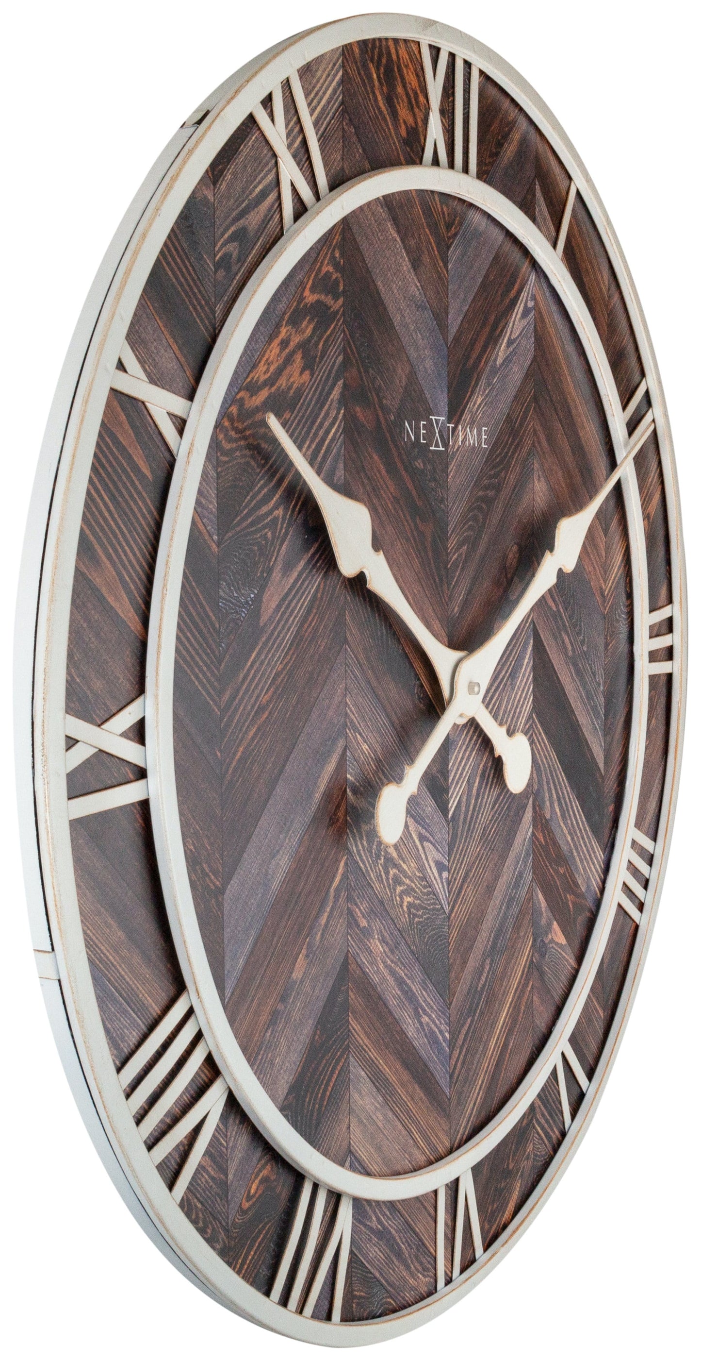 Een ronde wandklok met houten chevronpatroon en witte Romeinse cijfers. Zichtbare witte wijzers en het merk 'NEXTIME' op het donkerbruine hout. Perfect voor een moderne woonkamer of kantoordecoratie.