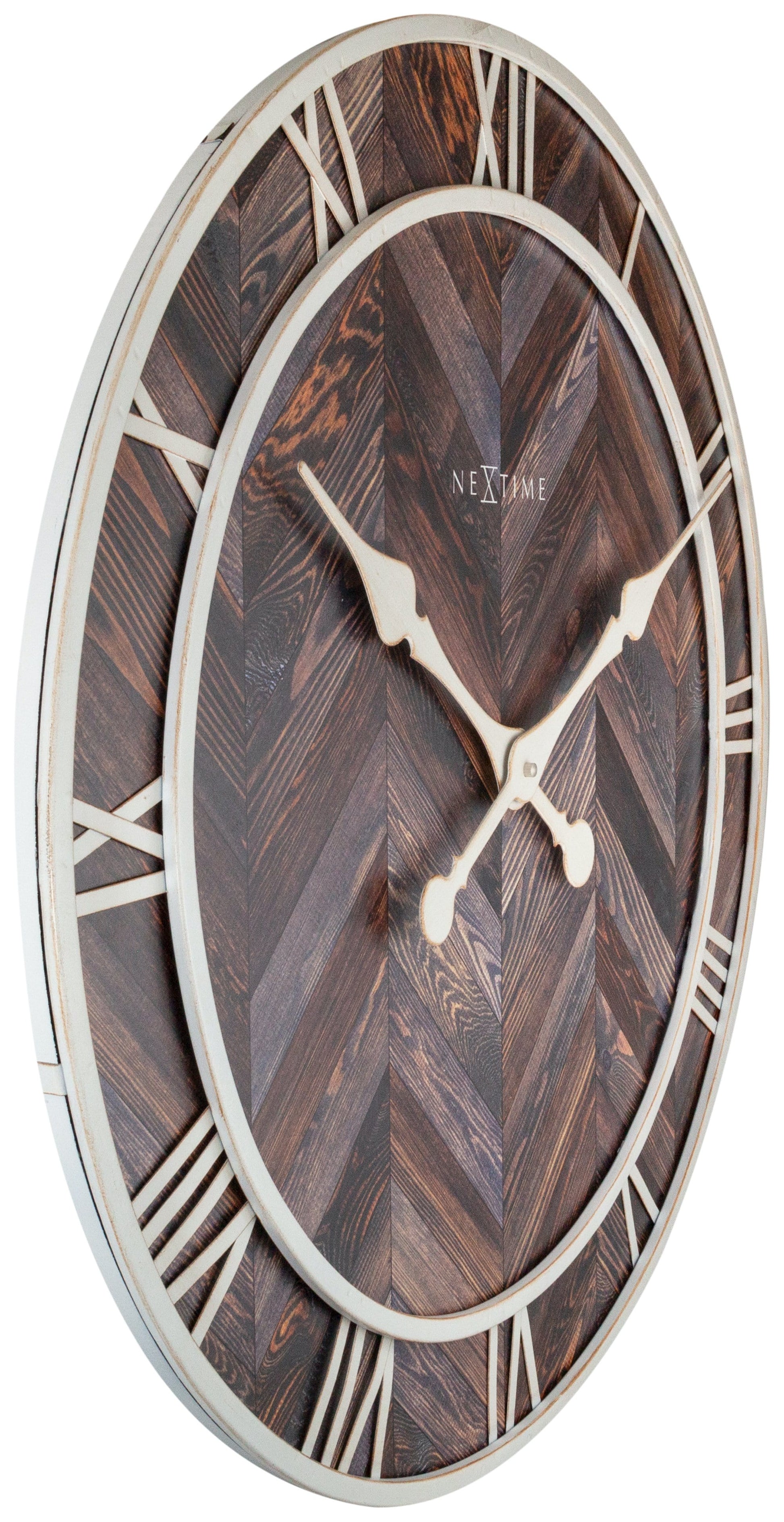 Een ronde wandklok met houten chevronpatroon en witte Romeinse cijfers. Zichtbare witte wijzers en het merk 'NEXTIME' op het donkerbruine hout. Perfect voor een moderne woonkamer of kantoordecoratie.