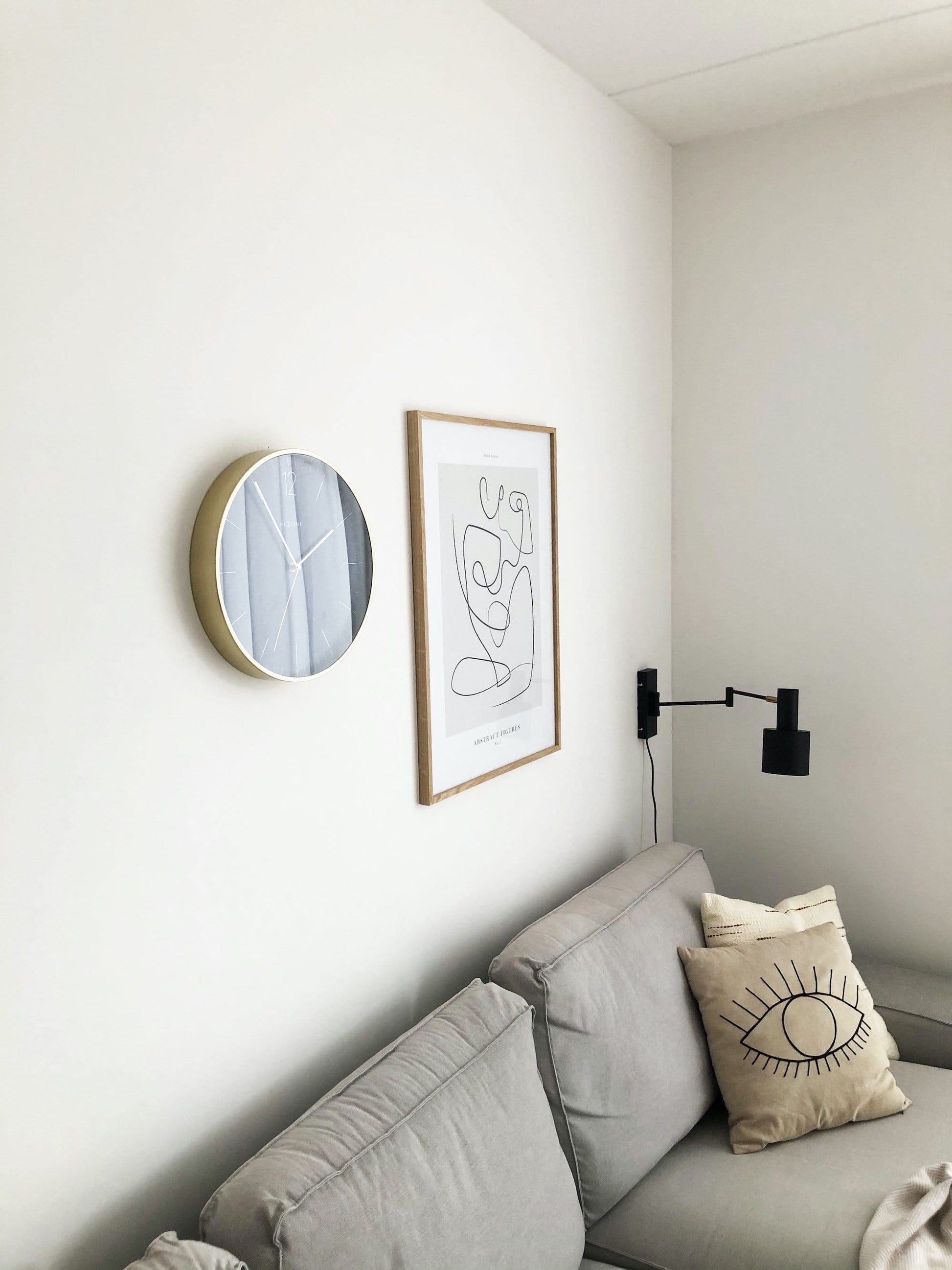 Een elegante wandklok met goudkleurige rand en donkerblauw wijzerplaat, voorzien van witte wijzers en minimalistische markeringen. Perfect voor moderne interieurs en als decoratief element in woon- of kantoorruimtes.