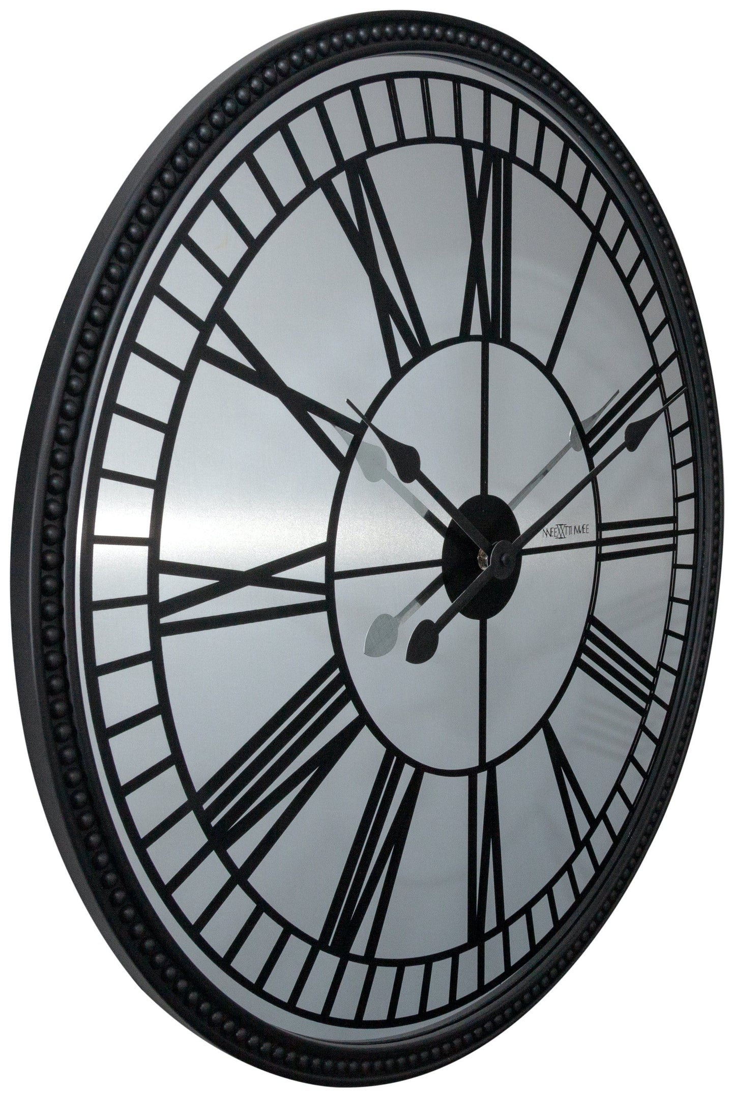 Een klassieke wandklok met zwart metalen kader en witte wijzerplaat met Romeinse cijfers. De wijzers en het merk 'NEXTIME' zijn duidelijk zichtbaar. Geschikt voor woonkamer of kantoordecoratie.