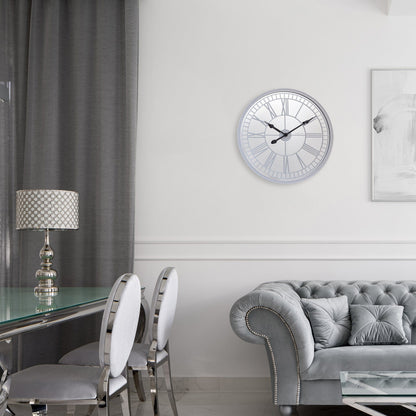 Een elegante, zilverkleurige wandklok met Romeinse cijfers en zwarte wijzers. De klassieke klok heeft een glanzende rand met bolletjes en is ideaal voor een moderne woonkamer of kantoor.