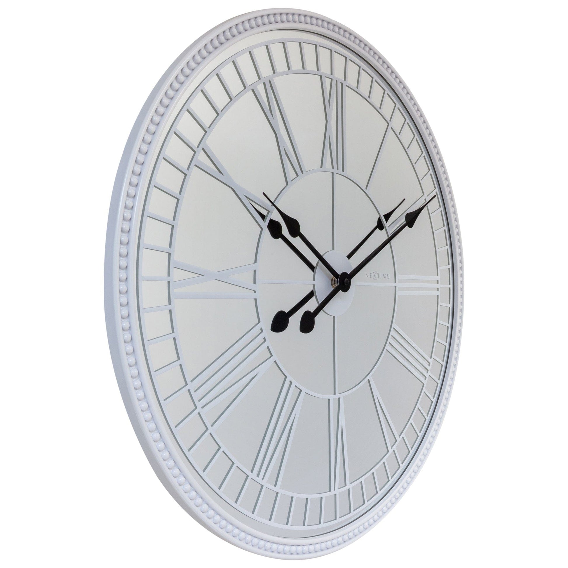 Een elegante, zilverkleurige wandklok met Romeinse cijfers en zwarte wijzers, voorzien van een klassieke, gepunte rand. Perfect voor een moderne woonkamer of kantoordecoratie.
