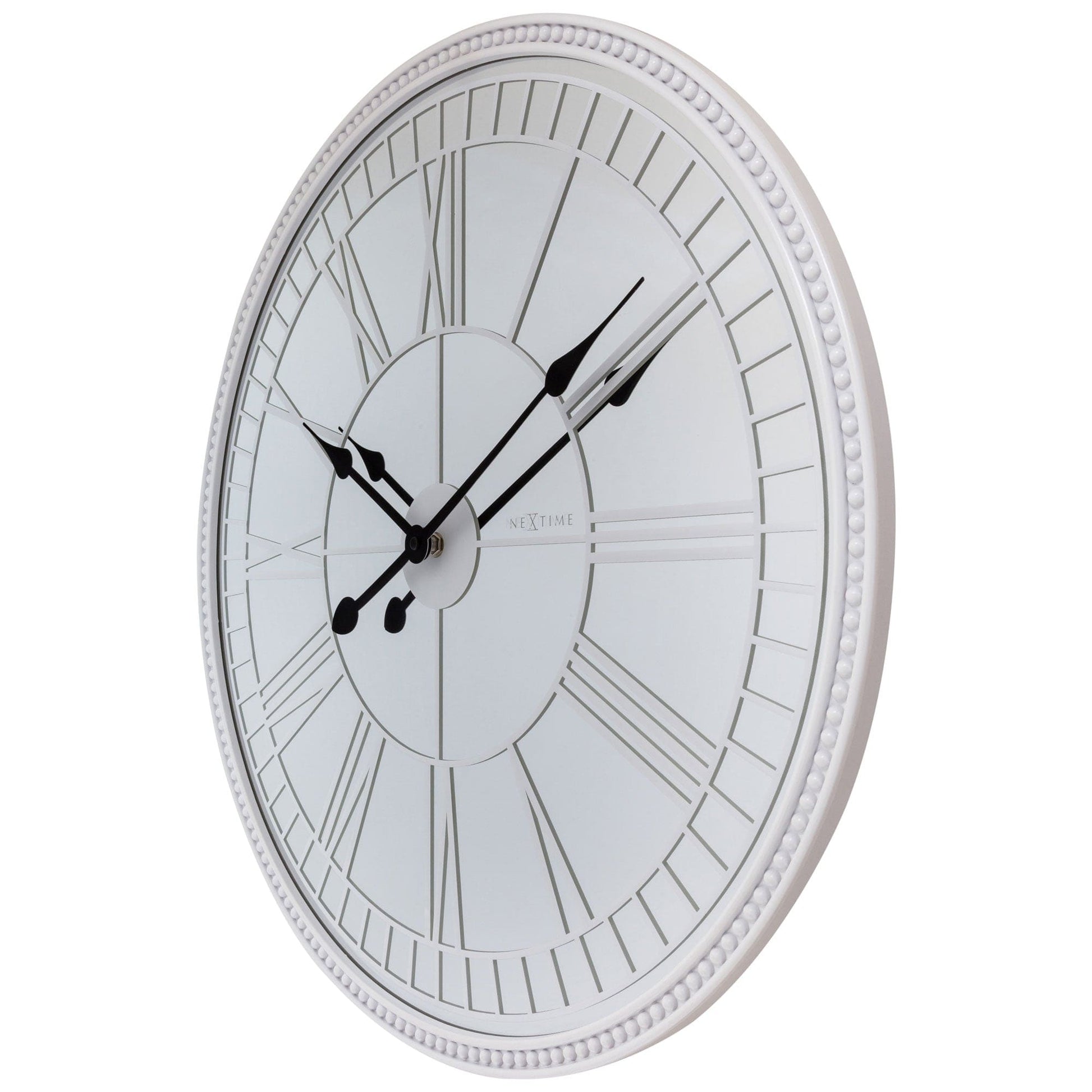 Een elegante, zilverkleurige wandklok met Romeinse cijfers en zwarte wijzers, voorzien van een klassieke, gepunte rand. Perfect voor een moderne woonkamer of kantoorruimte met een tijdloze stijl.