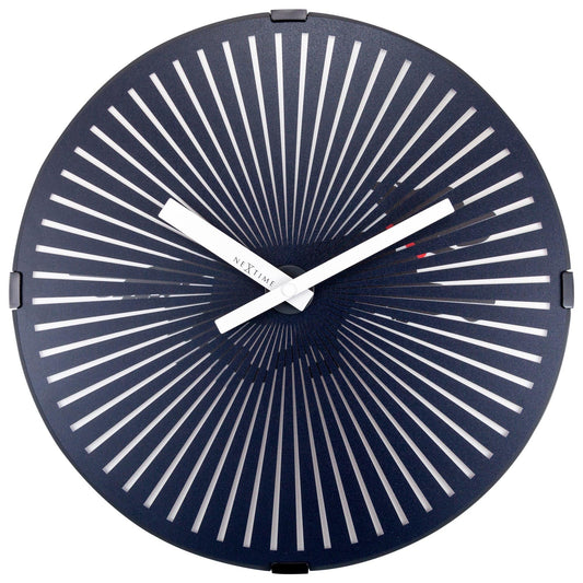 Een moderne, donkerblauwe wandklok van Nextime met witte, zonnestraalvormige wijzerplaat en minimalistische wijzers. Ideaal voor een stijlvolle kamerdecoratie of als kantooraccessoire.