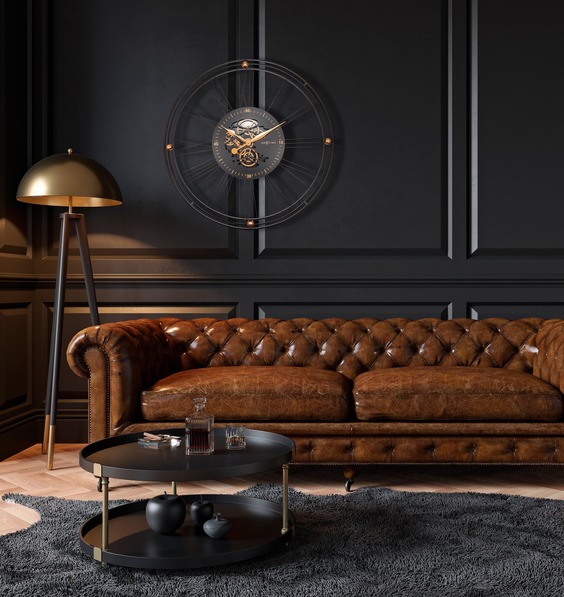 Een industriële wandklok met zwart metaalframe en zichtbare goudkleurige tandwielen. De wijzerplaat toont een mechanisch uurwerk, ideaal voor een moderne kantoor- of woonruimte.