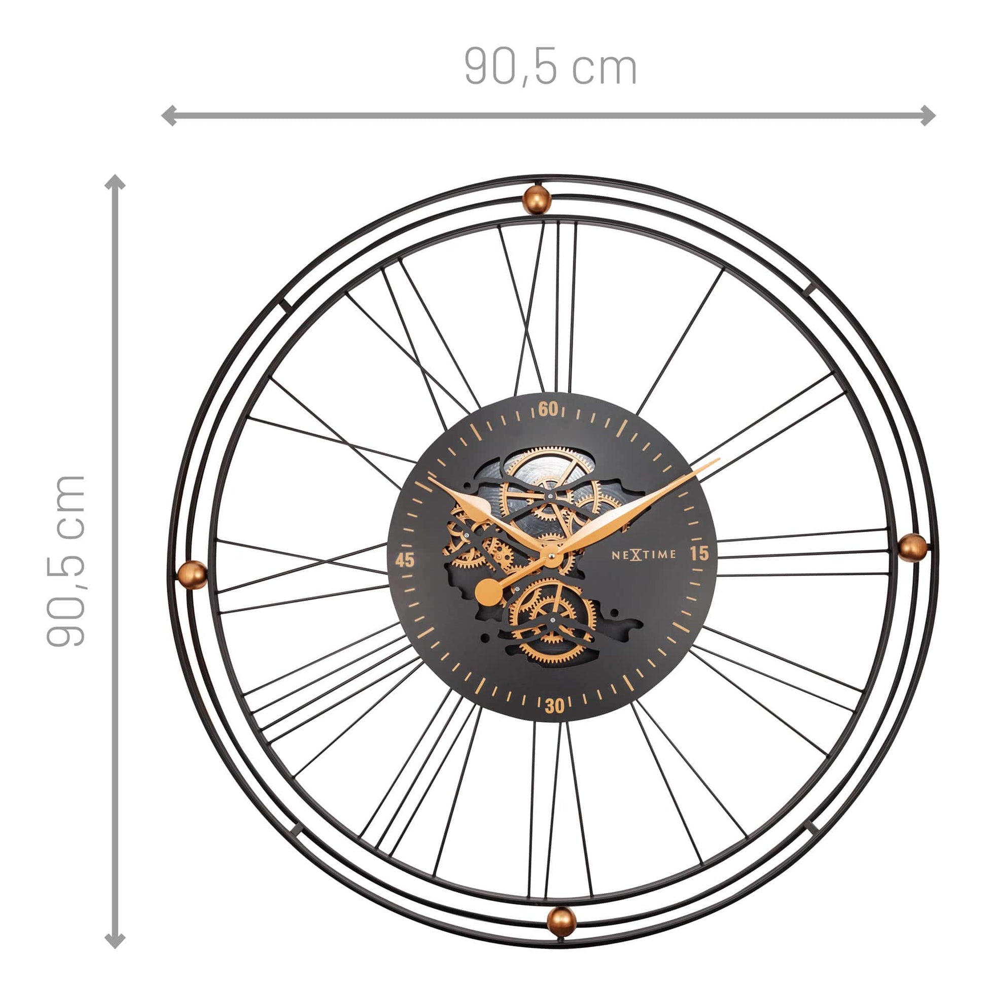 Een industriële wandklok met zwart metaalframe en zichtbare goudkleurige tandwielen. De wijzerplaat toont een mechanisch uurwerk en is geschikt voor moderne interieurs.