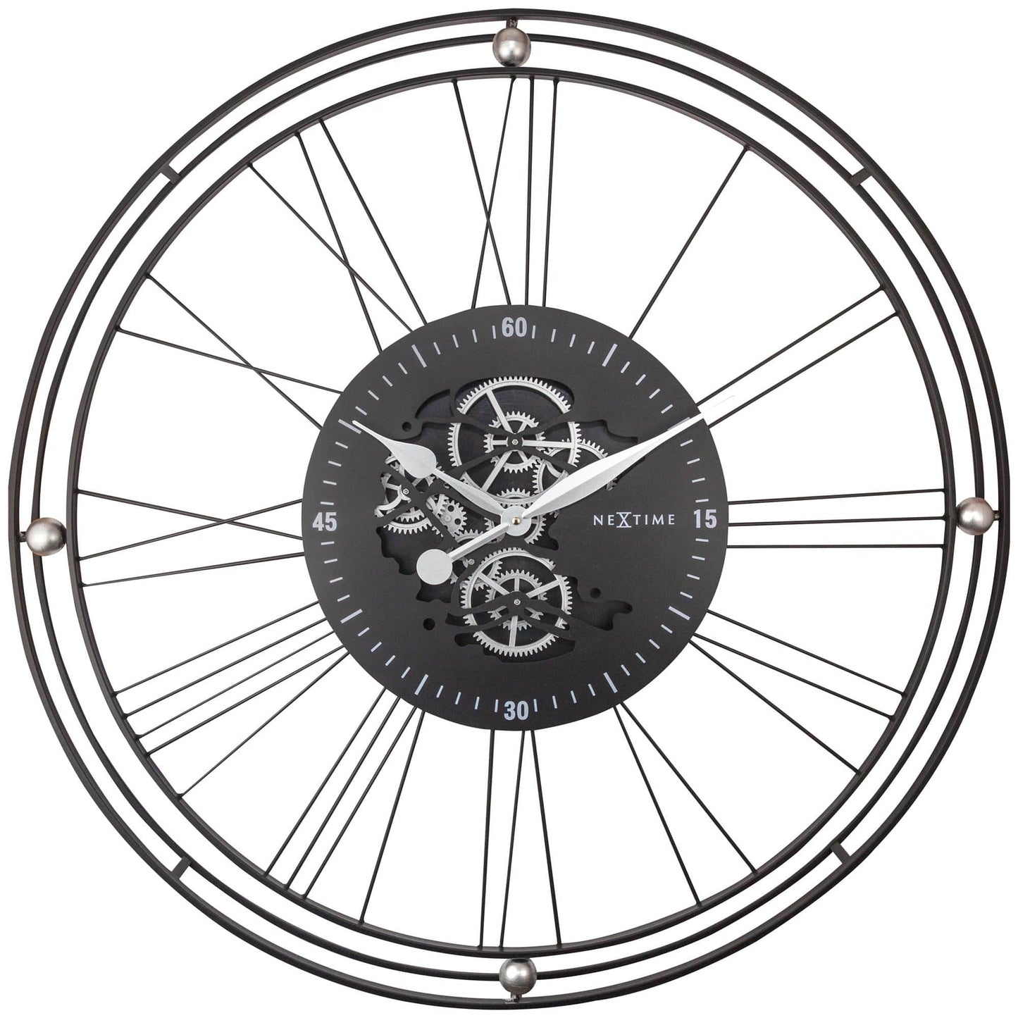 Een industriële wandklok met zwart metaalframe en zichtbare goudkleurige tandwielen. De wijzerplaat toont een mechanisch uurwerk, ideaal voor een moderne kantoor- of woonruimte.