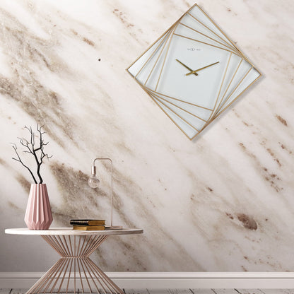 Een elegante, goudkleurige wandklok met geometrisch ontwerp en witte glasvlakken. De minimalistische klok heeft dunne wijzers en het merk 'NEXTIME' zichtbaar, geschikt voor moderne interieurs.