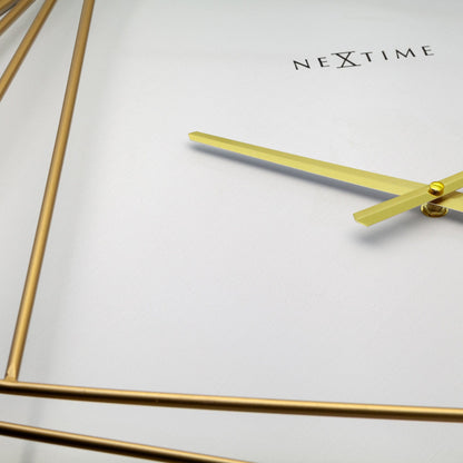 Een elegante, goudkleurige wandklok met geometrische lijnen en een witte wijzerplaat. De minimalistische klok heeft dunne wijzers en het merk 'NEXTIME' zichtbaar, perfect voor moderne interieurs en als decoratief element in woon- of kantoorruimtes.