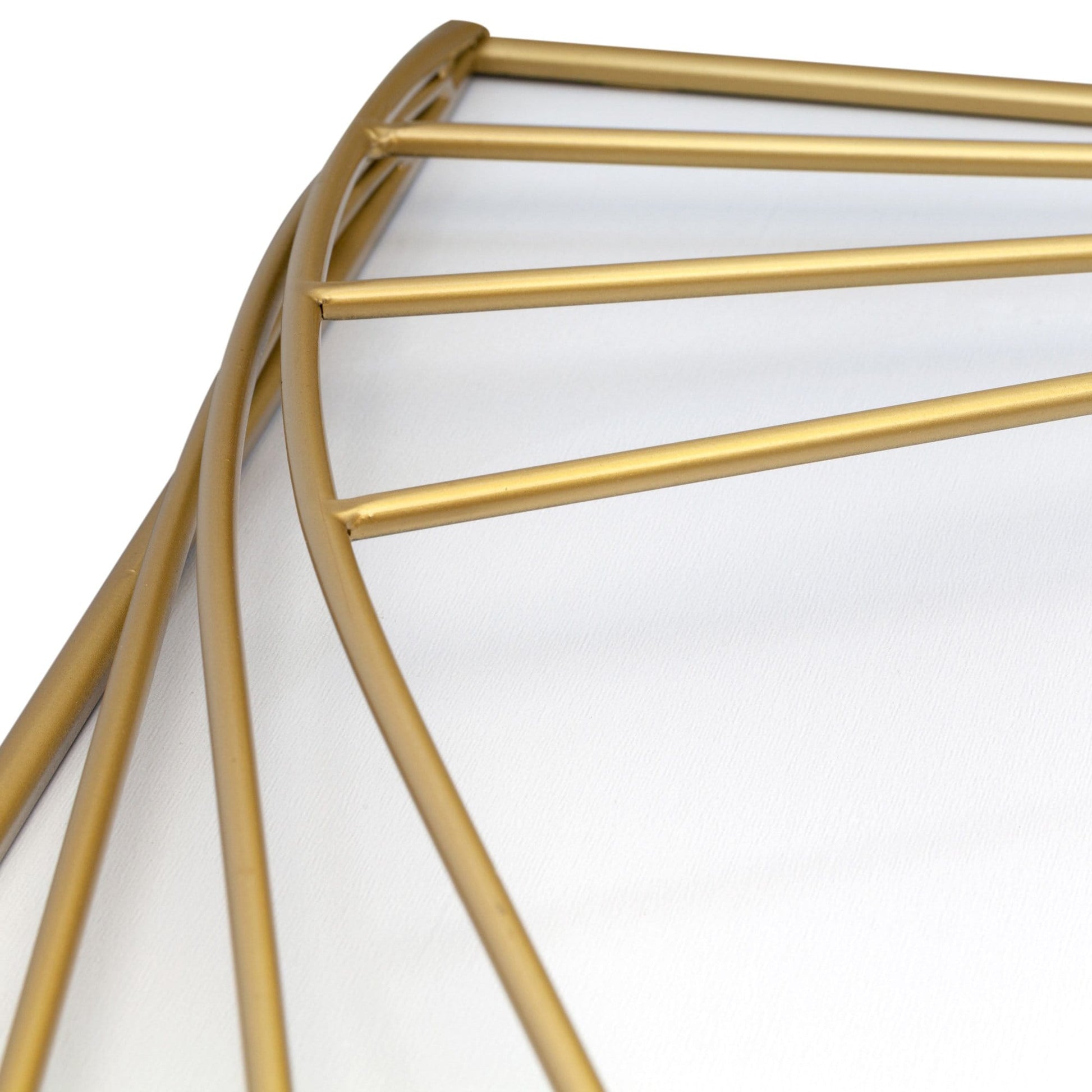 Een moderne wandklok met goudkleurige metalen lijnen en een witte glazen wijzerplaat, voorzien van elegante gouden wijzers. Perfect voor minimalistische interieurs en als decoratief element in woon- of kantoorruimtes.
