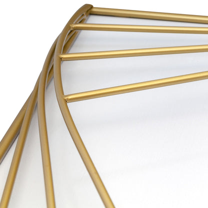 Een moderne wandklok met goudkleurige metalen lijnen en een witte glazen wijzerplaat, voorzien van elegante gouden wijzers. Perfect voor minimalistische interieurs en als decoratief element in woon- of kantoorruimtes.