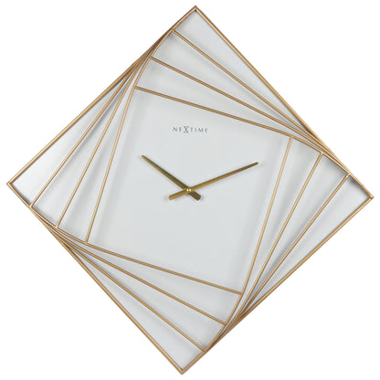 Een elegante, goudkleurige wandklok met geometrisch ontwerp en wit glas. De minimalistische klok heeft dunne wijzers en het merk 'NEXTIME' zichtbaar, ideaal voor moderne interieurs en als decoratief element in woon- of kantoorruimtes.