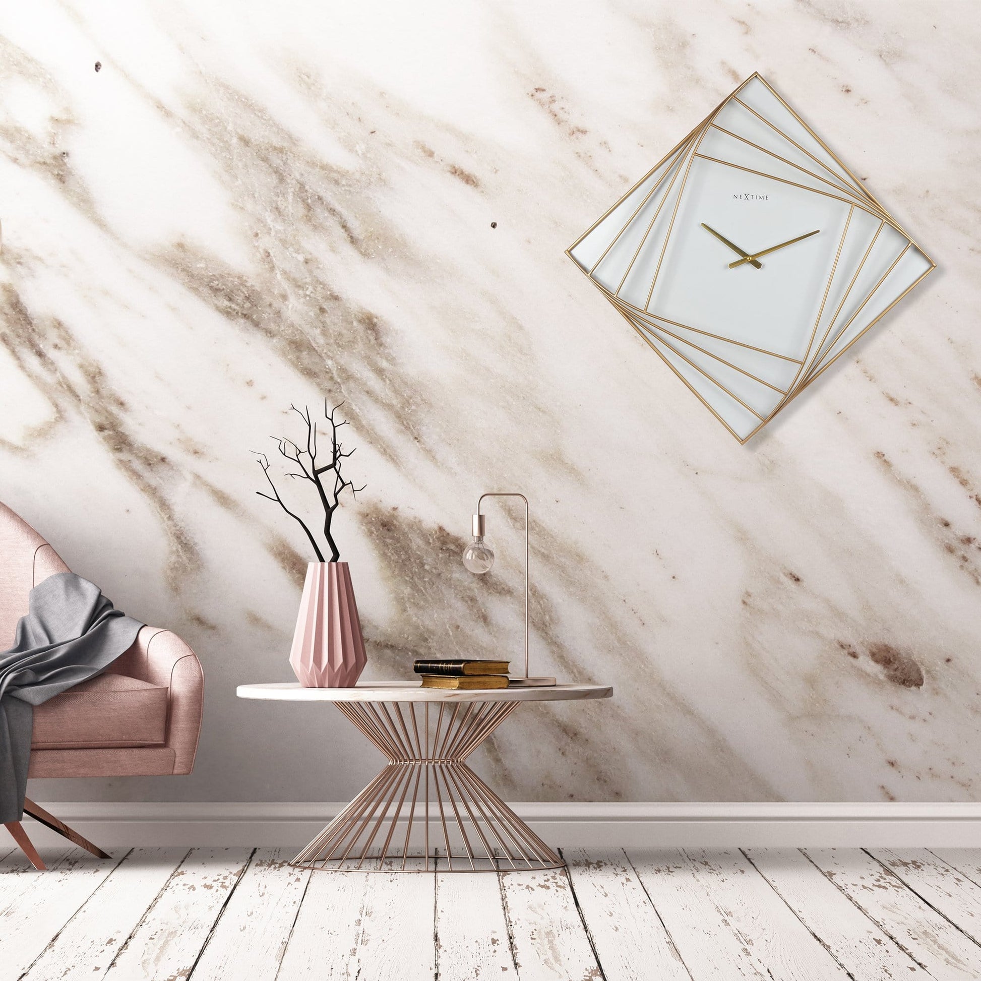 Een elegante, goudkleurige wandklok met geometrisch ontwerp en wit glas, voor moderne interieurs. Met minimalistische wijzers en het merk 'NEXTIME' zichtbaar, perfect voor woonkamer of kantoor.