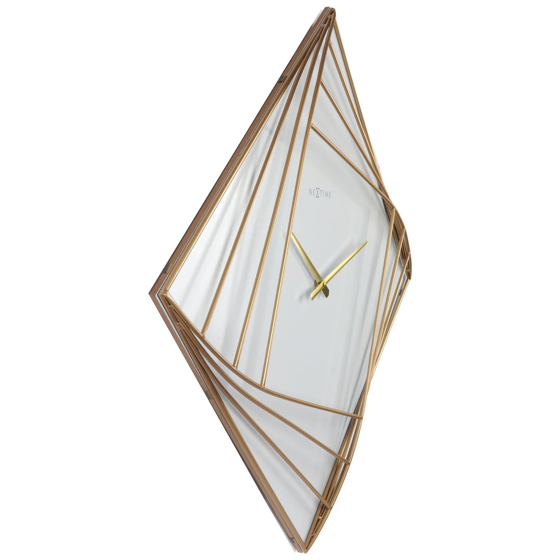 Een elegante, goudkleurige wandklok met geometrisch ontwerp en witte glasvlakken. De minimalistische klok heeft dunne wijzers en het merk 'NEXTIME' zichtbaar, ideaal voor moderne interieurs.