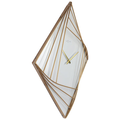 Een elegante, goudkleurige wandklok met geometrisch ontwerp en witte glasvlakken. De minimalistische klok heeft dunne wijzers en het merk 'NEXTIME' zichtbaar, ideaal voor moderne interieurs.
