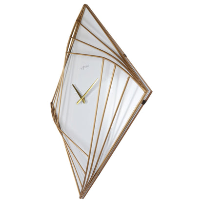 Een elegante, goudkleurige wandklok met geometrisch ontwerp en wit glas, voor een moderne woonkamer. Geschikt als decoratief accessoire voor minimalistische interieurs.