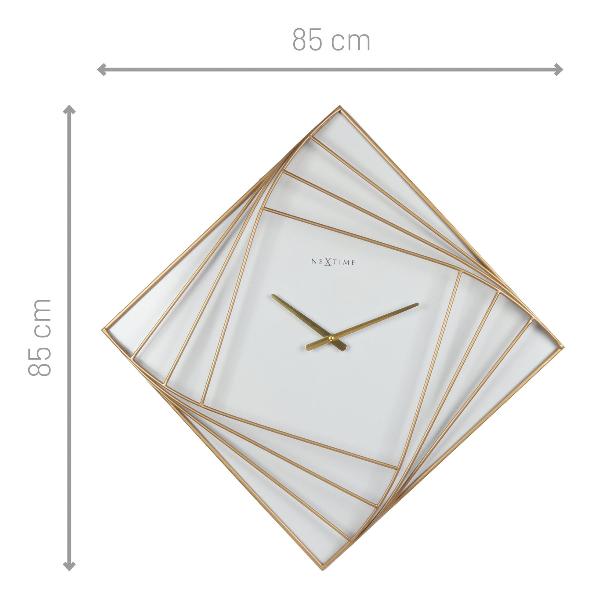 Een elegante, goudkleurige wandklok met geometrische lijnen en een witte wijzerplaat, voor een moderne interieurstijl. Geschikt voor woonkamer of kantoordecoratie met minimalistisch design.
