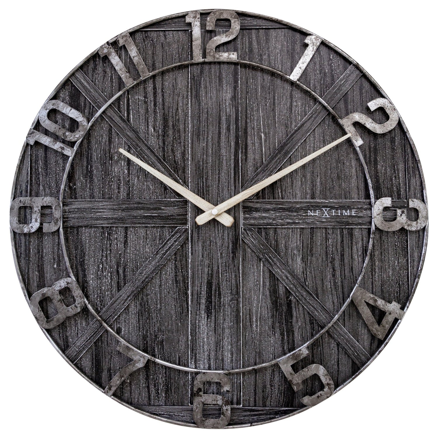 Een grote, donkergrijze wandklok met houten textuur en metalen cijfers. De lichtgekleurde wijzers en het merk 'NEXTIME' zijn duidelijk zichtbaar. Perfect voor een moderne woonkamer of kantoordecoratie.