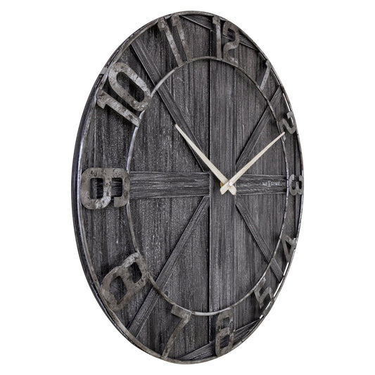 Een grote, donkergrijze wandklok met houten textuur en metalen cijfers. De lichtgekleurde wijzers en het merk 'NEXTIME' zijn duidelijk zichtbaar. Perfect voor een industriële of landelijke interieurstijl.