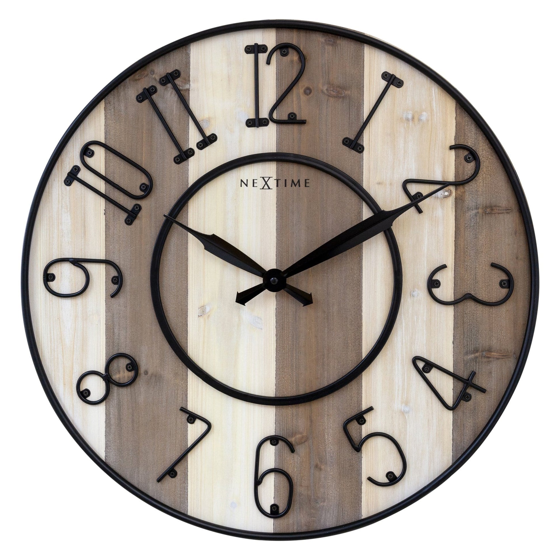 Een ronde wandklok met houten panelen en zwart metaal cijfers, voor een moderne woonkamer. Geschikt voor decoratieve tijdweergave in een stijlvolle, landelijke of industriële ruimte.