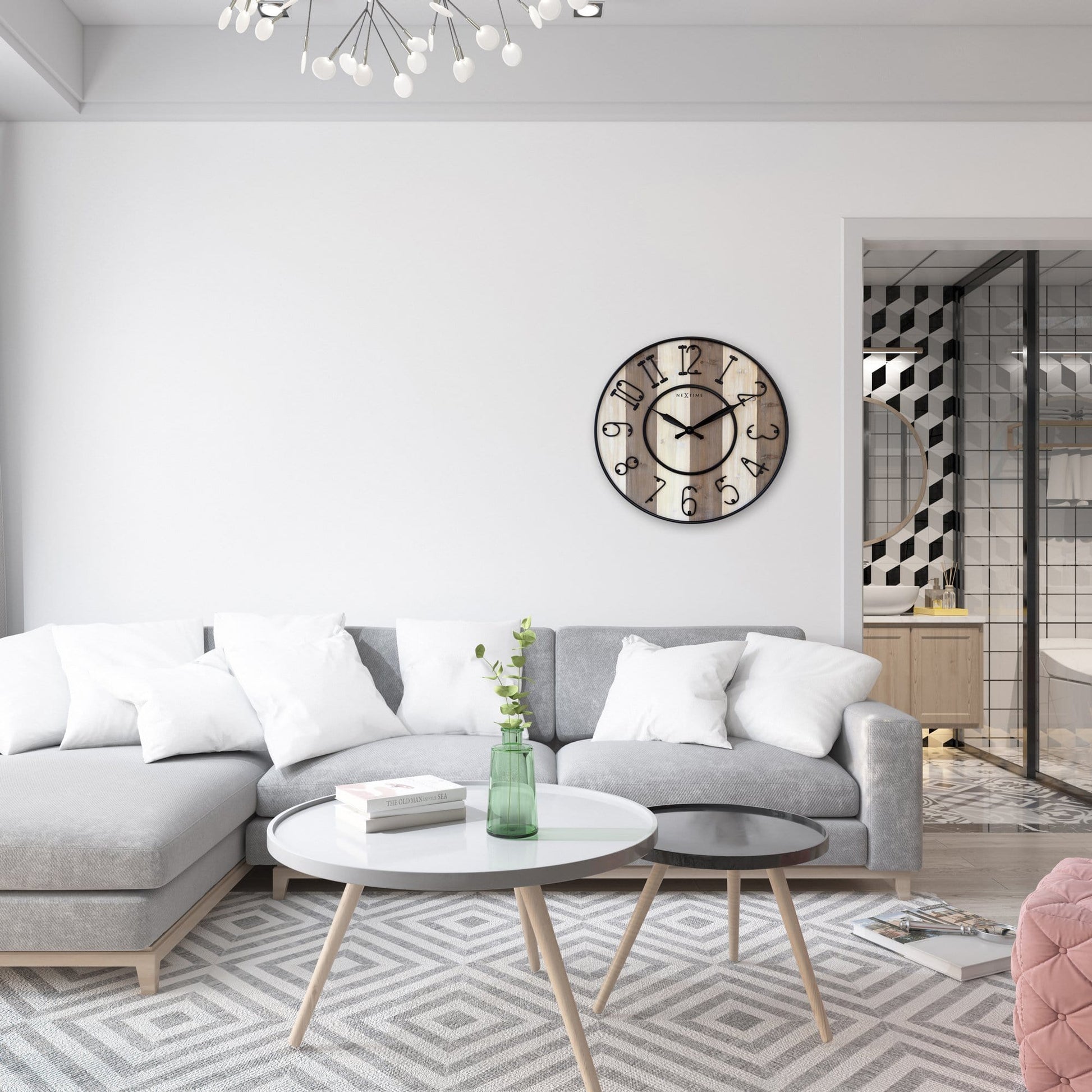 Een ronde wandklok van Nextime met een houten oppervlak in lichte en donkere tinten, zwarte metalen cijfers en wijzers. Ideaal voor een moderne woonkamer of kantoordecoratie.